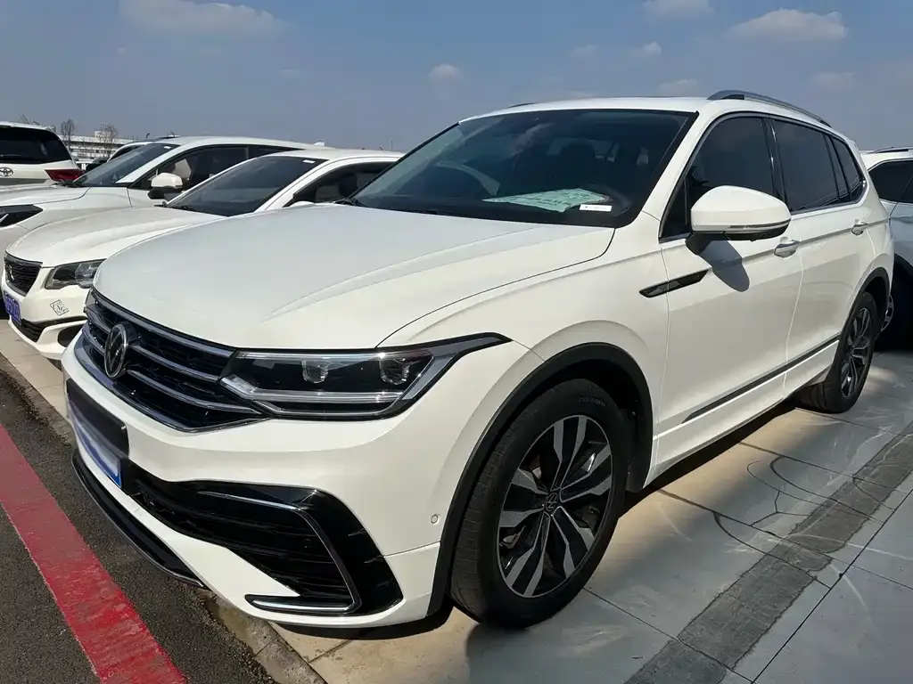 Volkswagen Tiguan L — фото 1