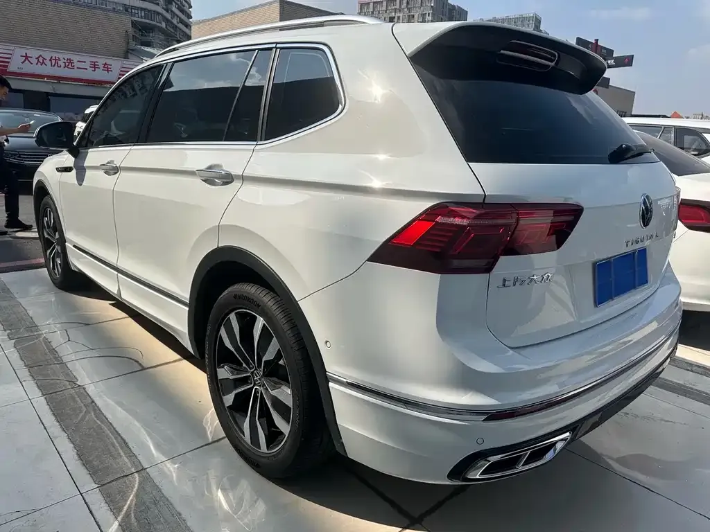 Volkswagen Tiguan L — фото 8