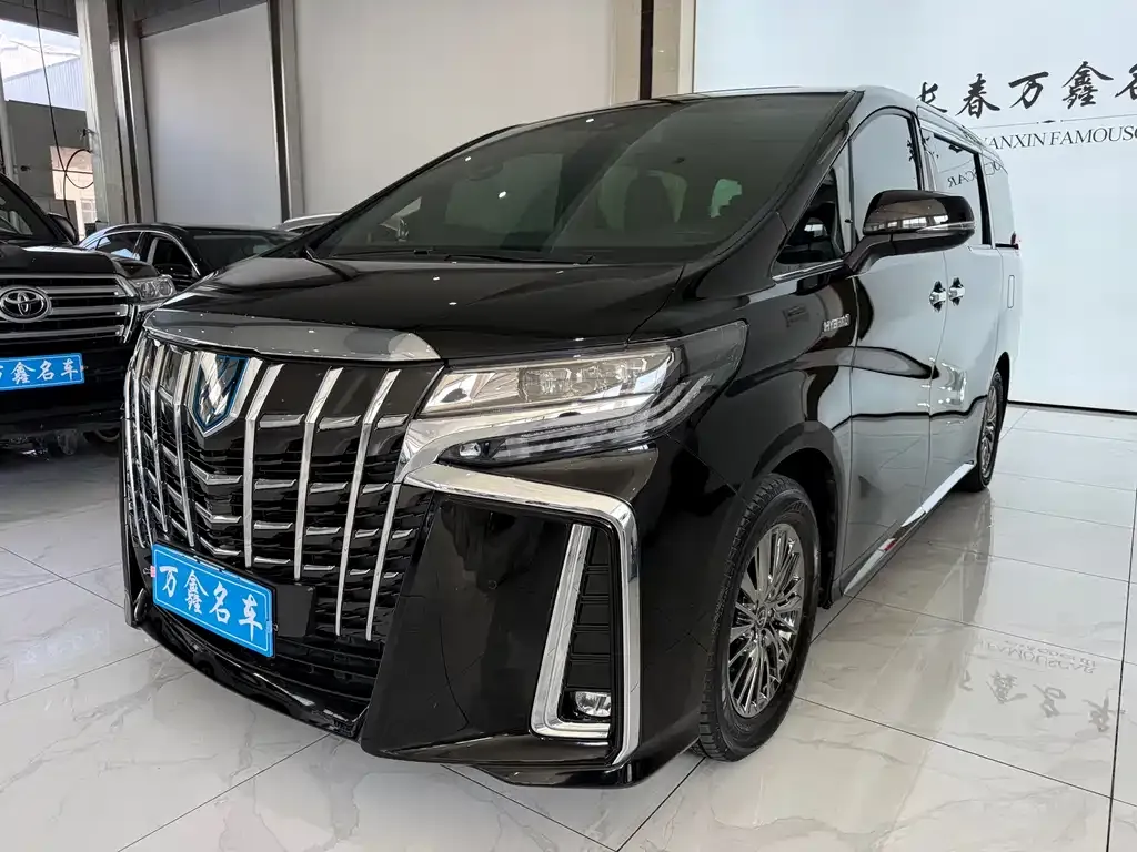 Toyota Alphard — фото 1