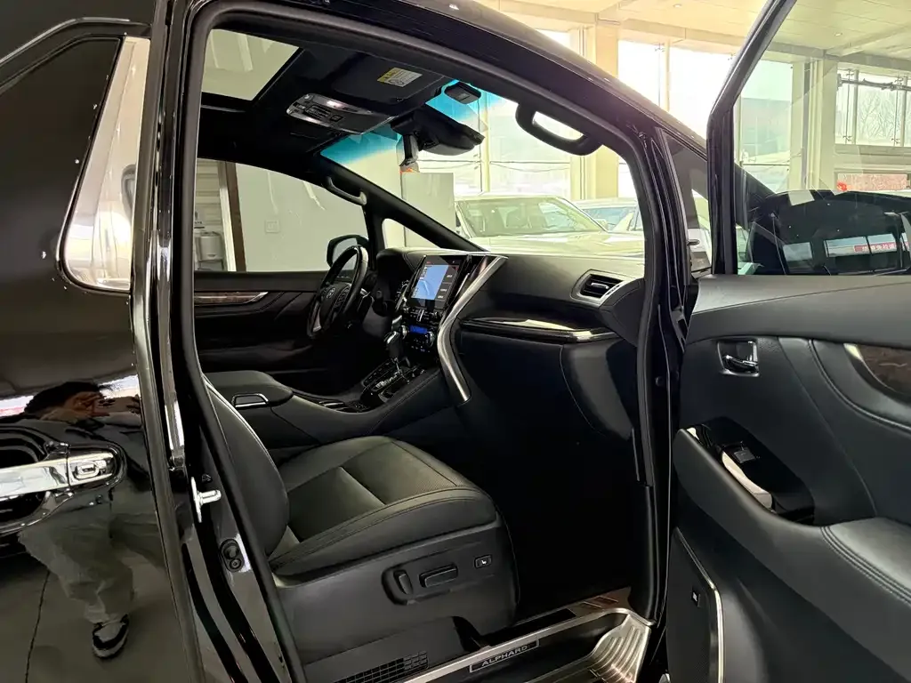 Toyota Alphard — фото 3