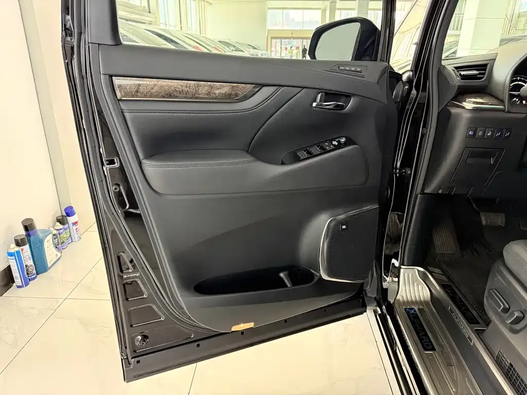 Toyota Alphard — фото 9