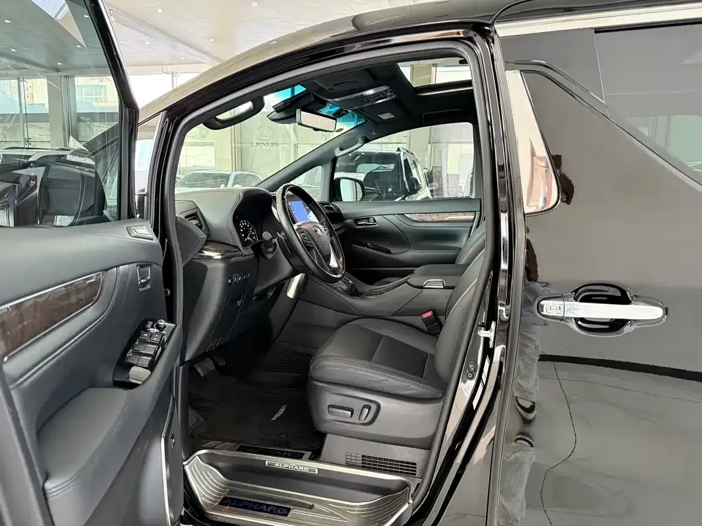 Toyota Alphard — фото 8
