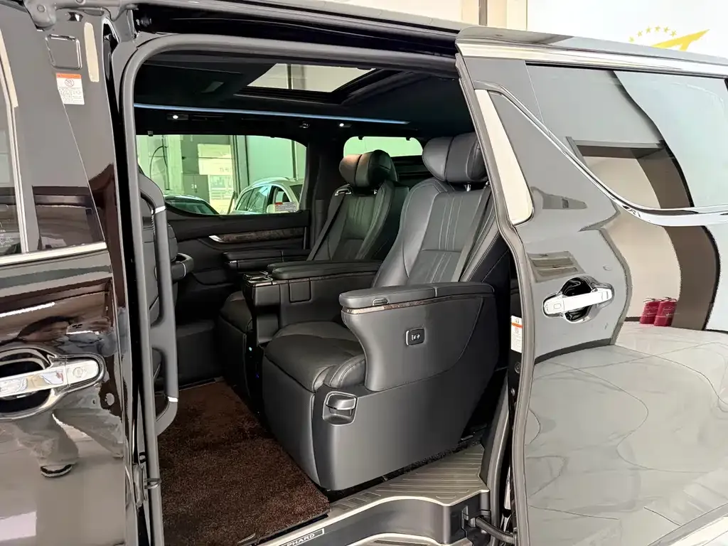 Toyota Alphard — фото 2