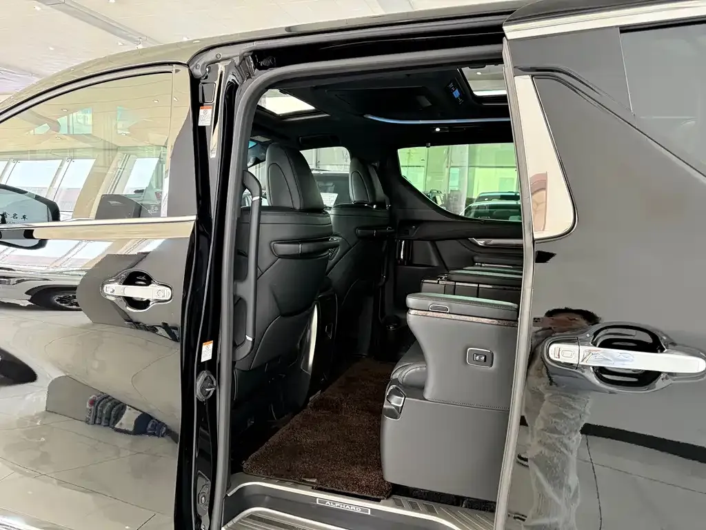Toyota Alphard — фото 10
