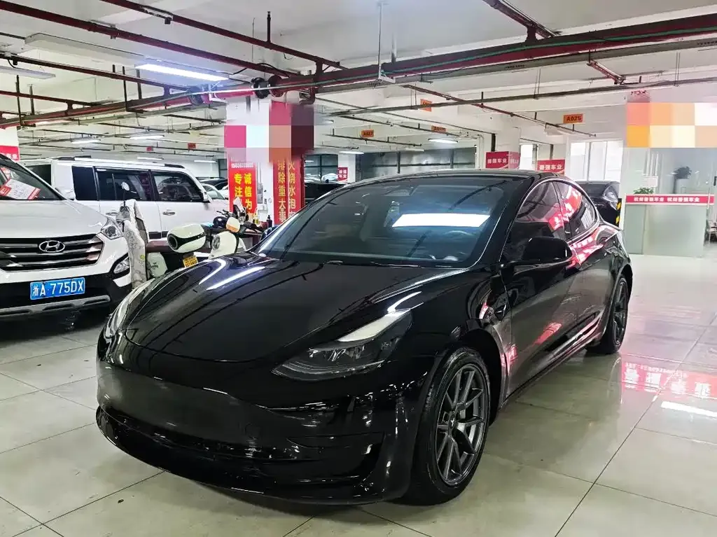 Tesla Model 3 — фото 1