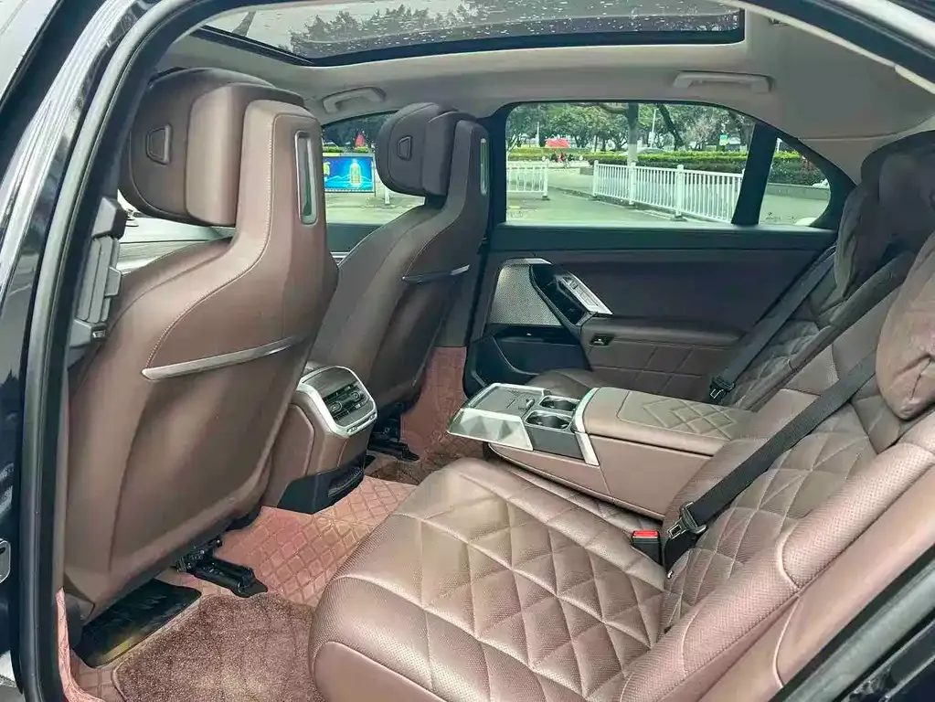 BMW 7 Series 2023 из CN, фото 9