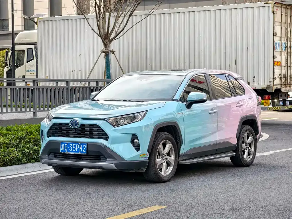 Toyota RAV4 — фото 1