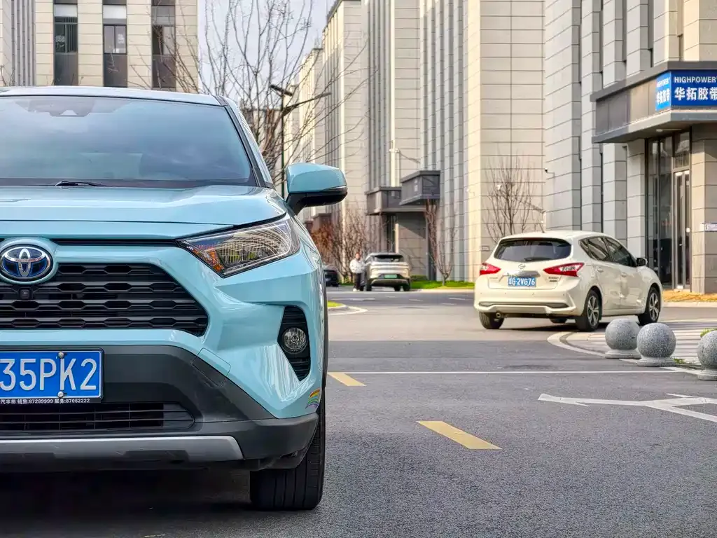 Toyota RAV4 — фото 2