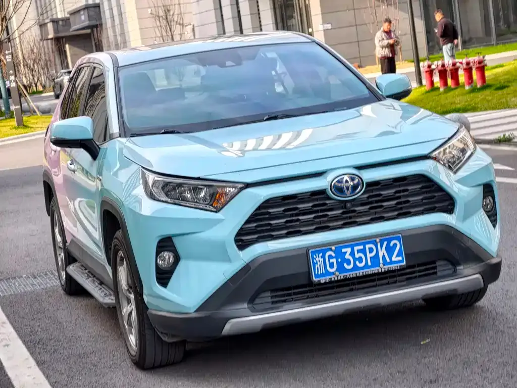 Toyota RAV4 — фото 7