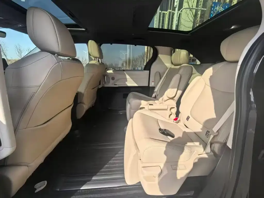 Toyota Granvia 2023 из CN, фото 4