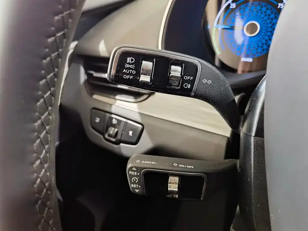 Hongqi E-QM5 2024 из CN, фото 2
