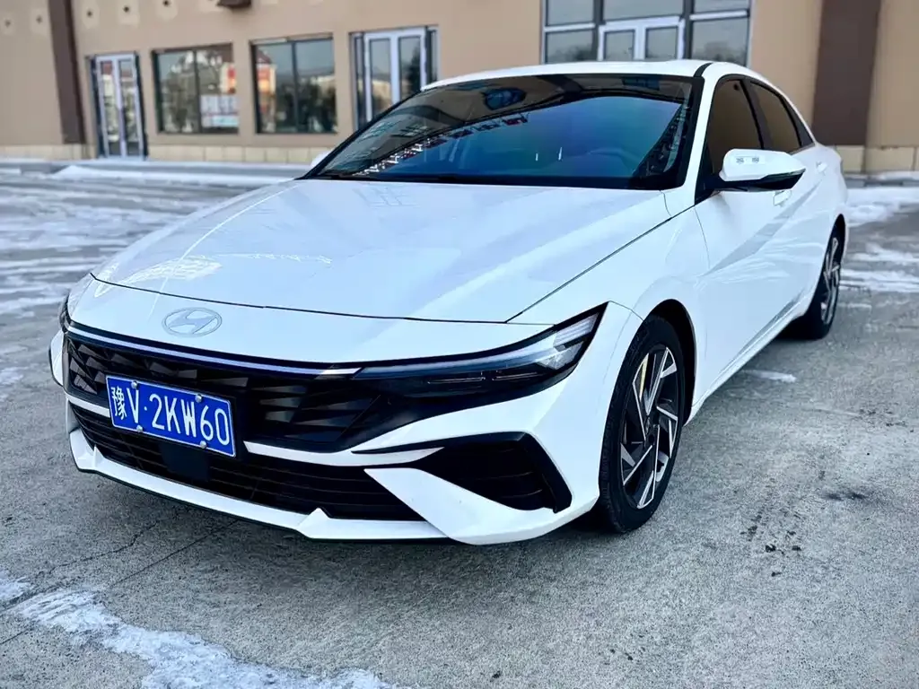 Hyundai Elantra — фото 1