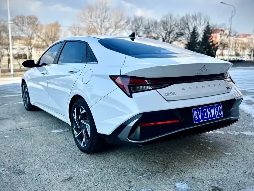 Hyundai Elantra — фото 10