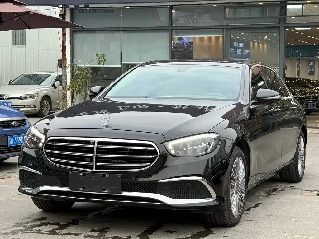 Mercedes-Benz E-Class — фото 1