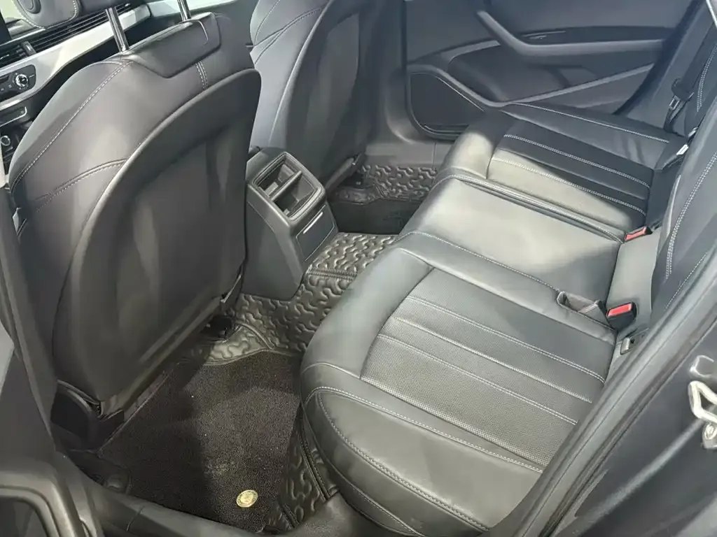 Audi A4L 2021 из CN, фото 7