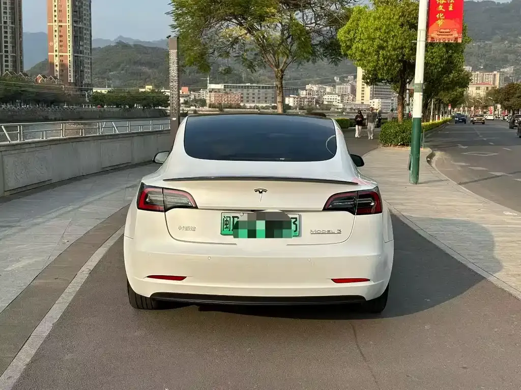 Tesla Model 3 — фото 4