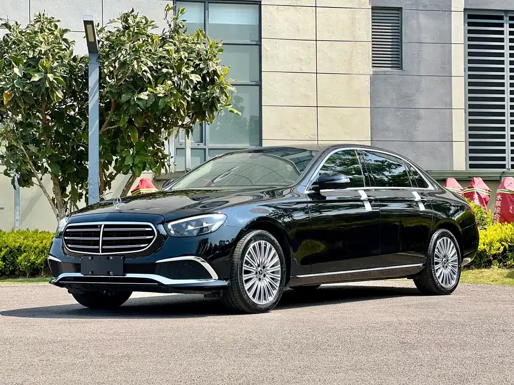 Mercedes-Benz E-Class — фото 1