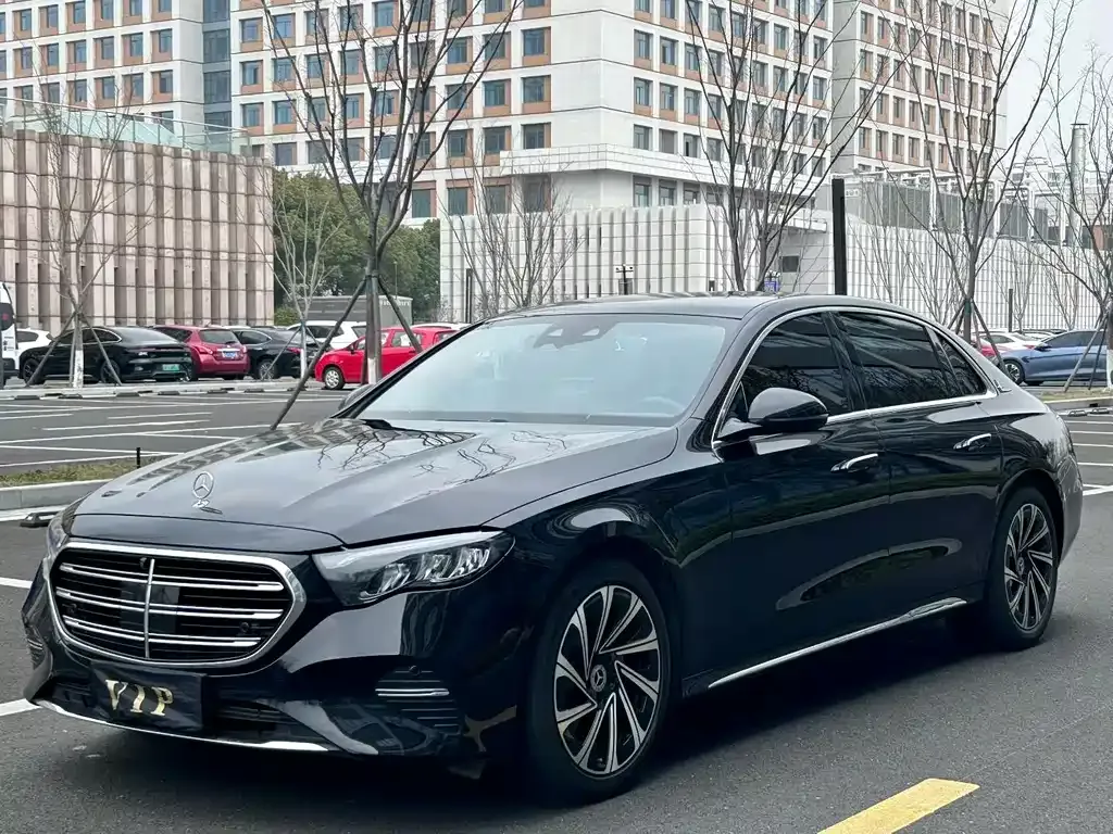 Mercedes-Benz E-Class — фото 1