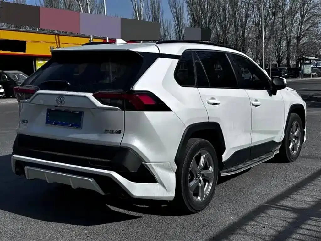 Toyota RAV4 — фото 8