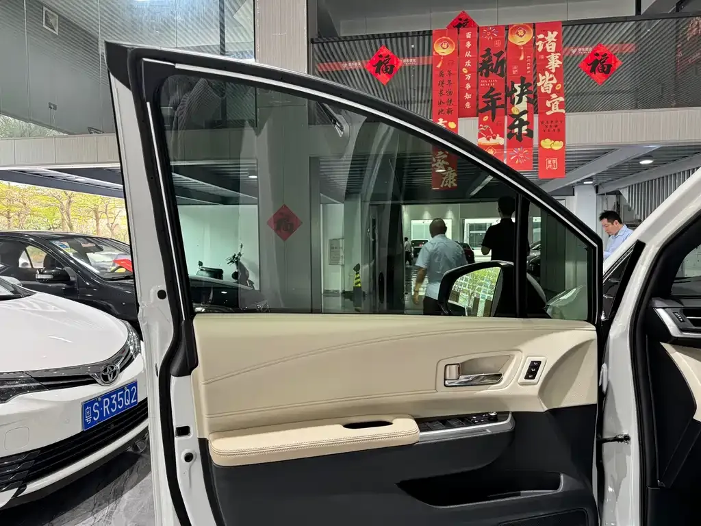 Toyota Granvia 2023 из CN, фото 5