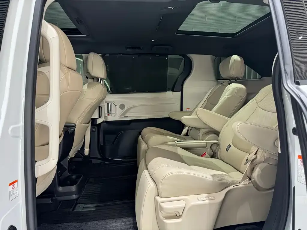 Toyota Granvia 2023 из CN, фото 9
