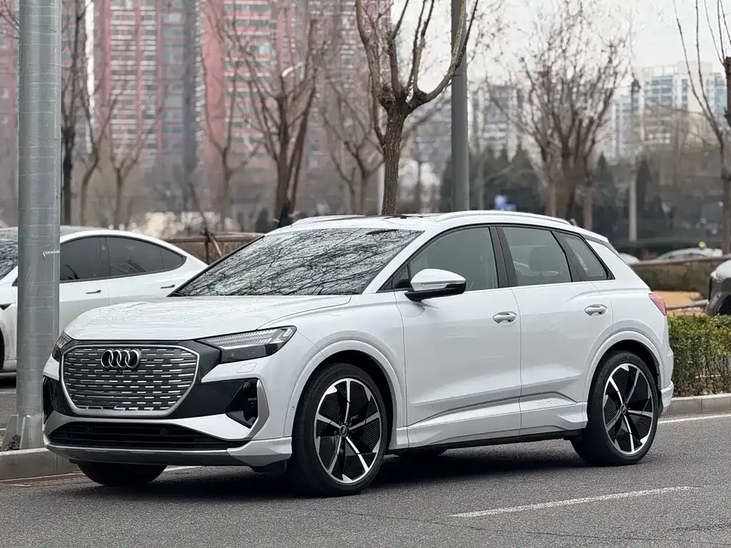 Audi Q4 e-tron — фото 1