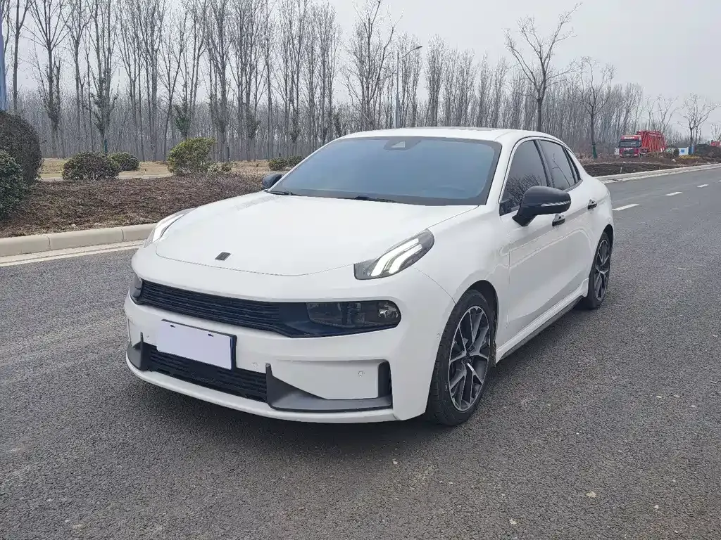 Lynk & Co 03