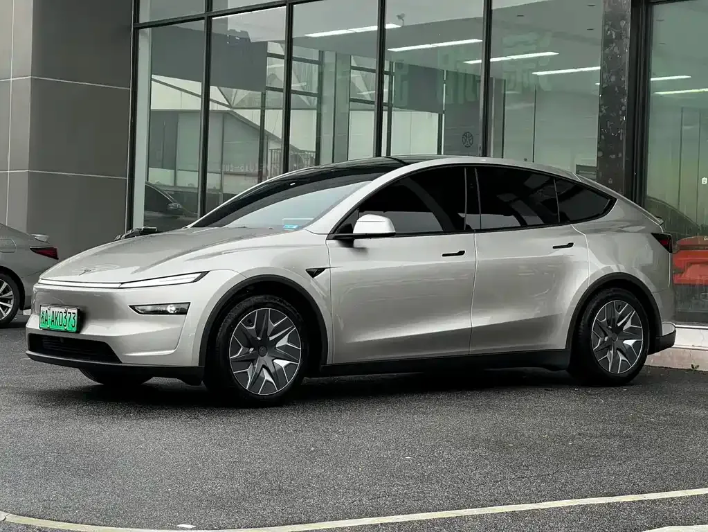Tesla Model Y L — фото 1