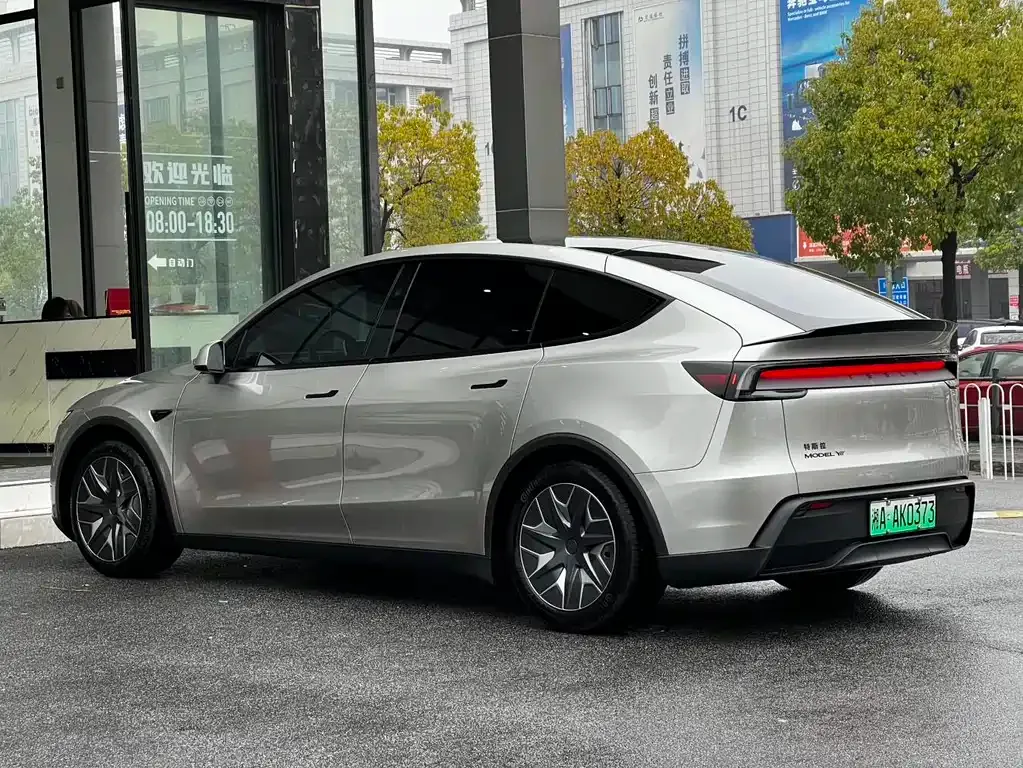 Tesla Model Y L — фото 8