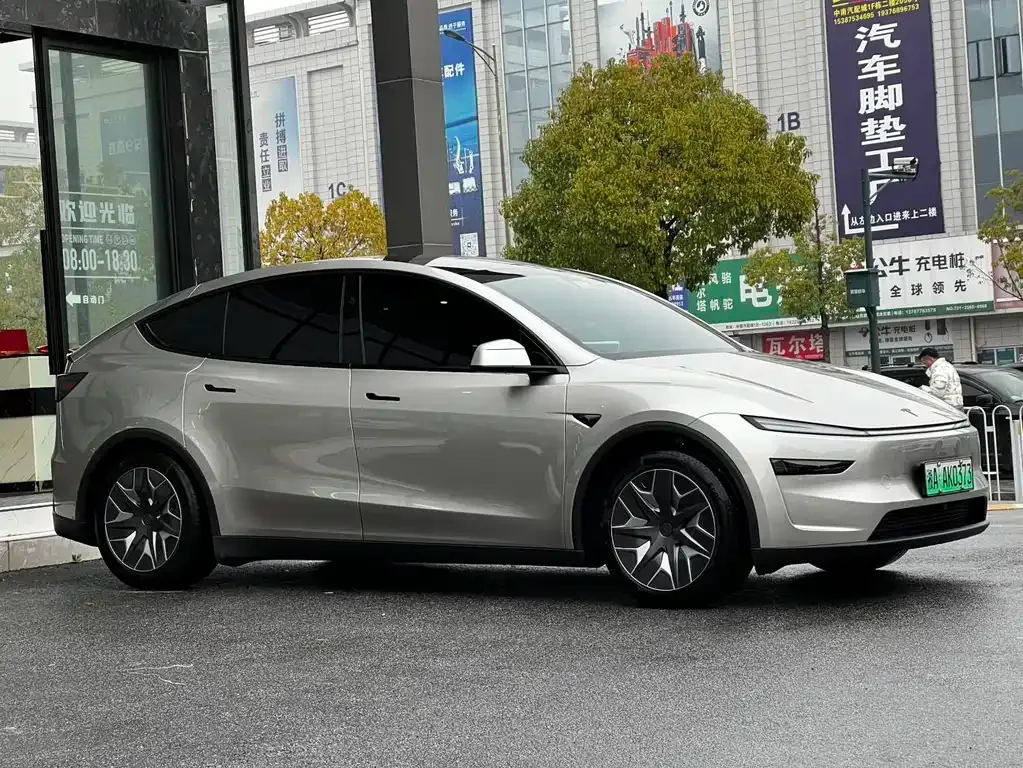 Tesla Model Y L — фото 9