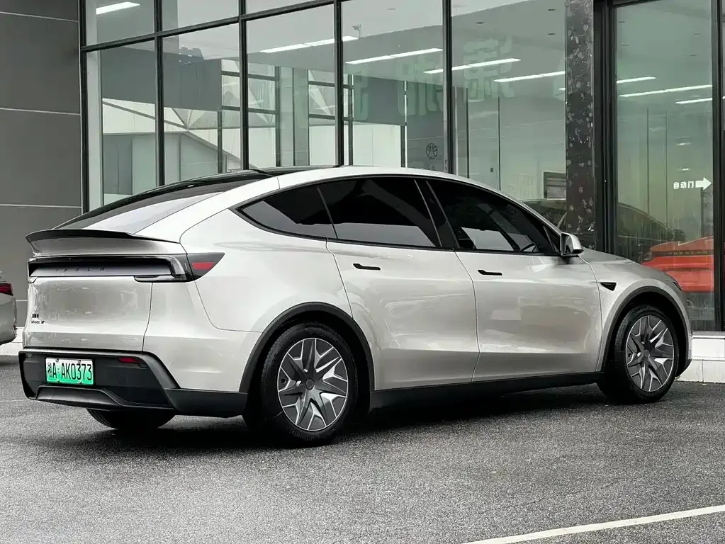 Tesla Model Y L — фото 3