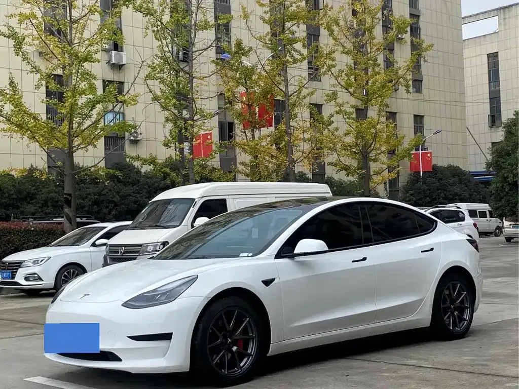 Tesla Model 3 — фото 1