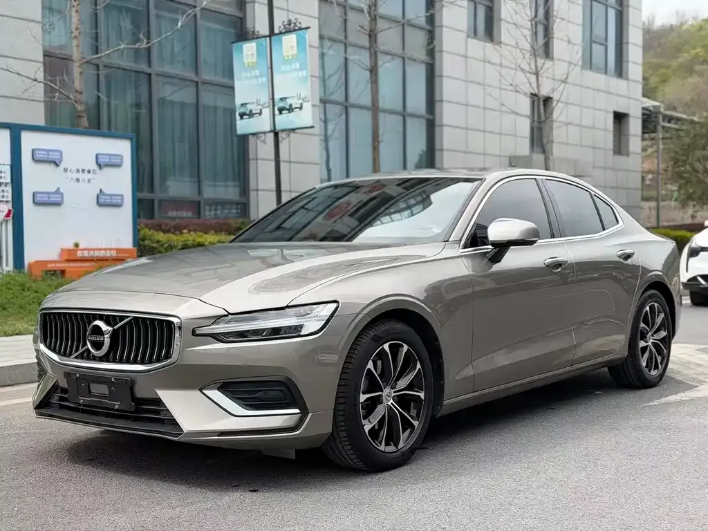 Volvo S60 — фото 1