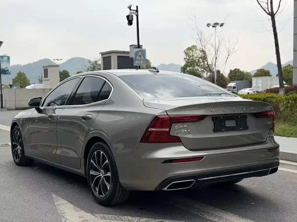 Volvo S60 — фото 8