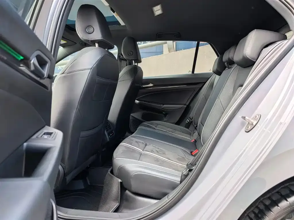 Volkswagen Golf 2024 из CN, фото 7