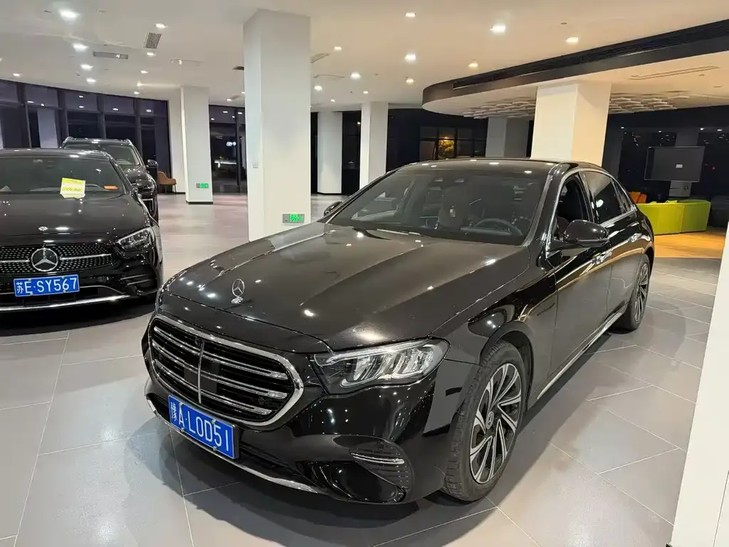 Mercedes-Benz E-Class — фото 1