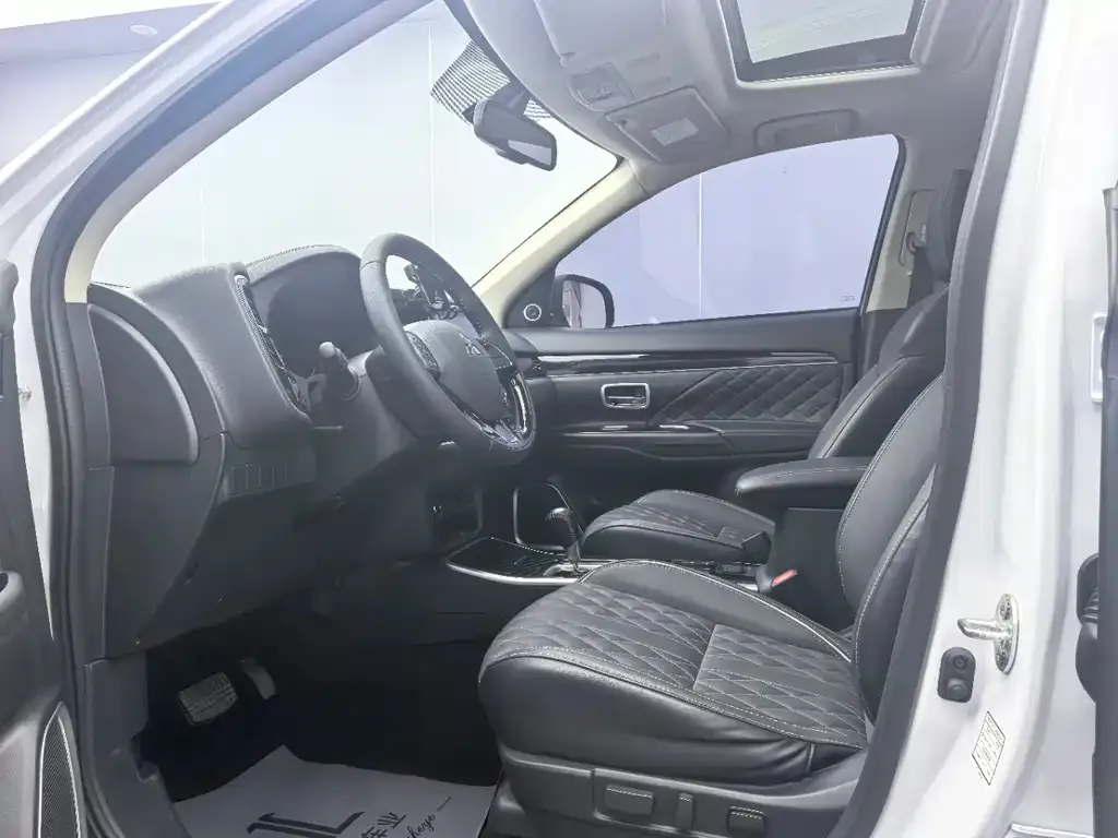 Mitsubishi Outlander 2022 из CN, фото 9
