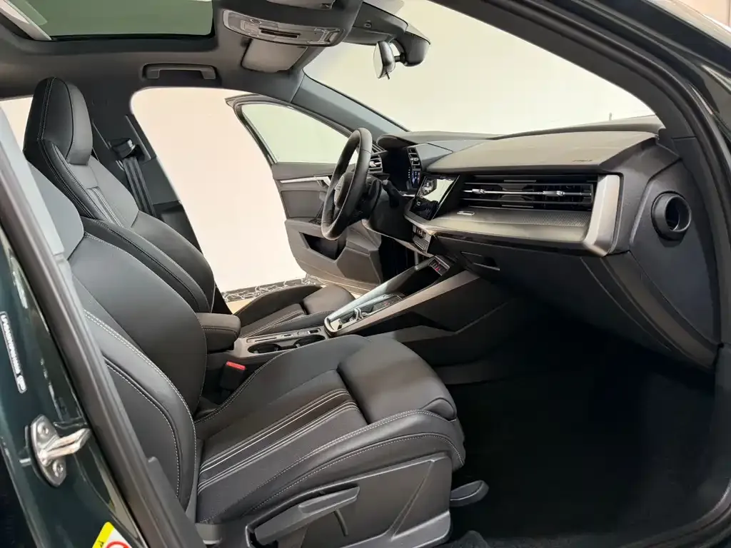 Audi A3 2023 из CN, фото 2