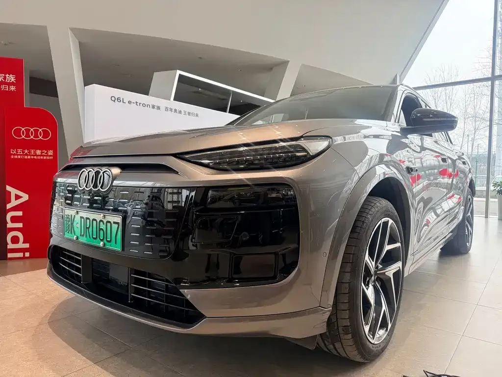 Audi Q6L e-tron — фото 1