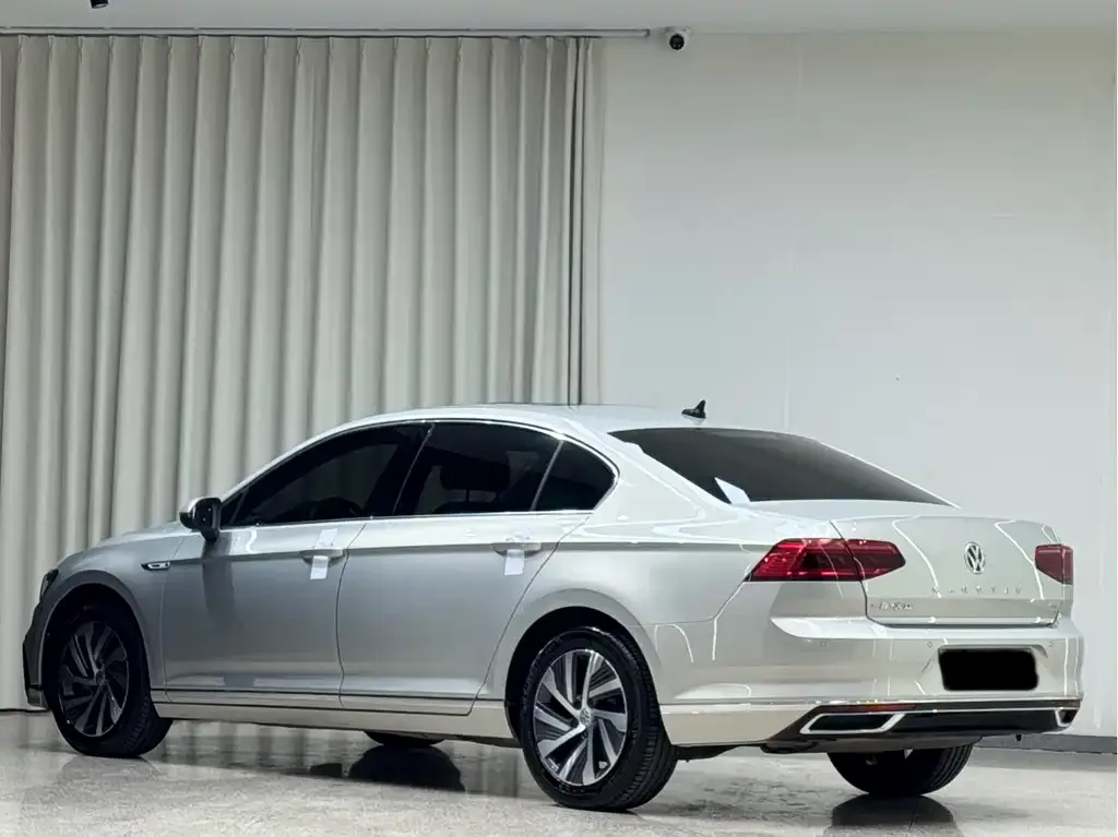 Volkswagen Magotan GTE PHEV 2021 из CN, фото 3