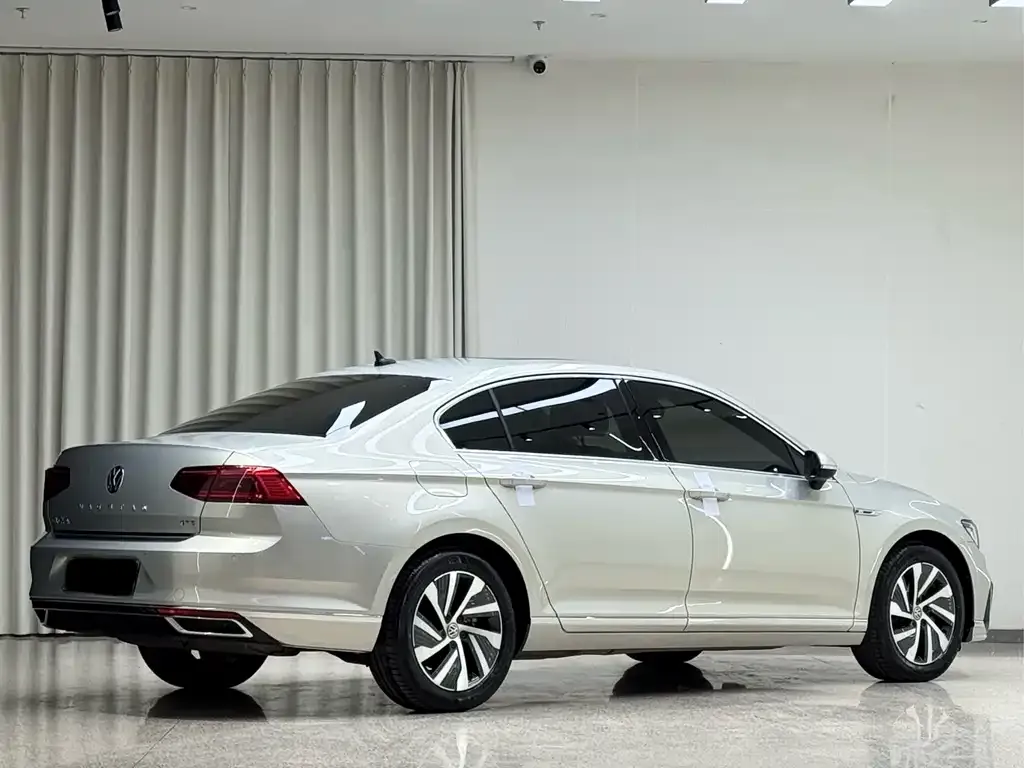 Volkswagen Magotan GTE PHEV 2021 из CN, фото 4