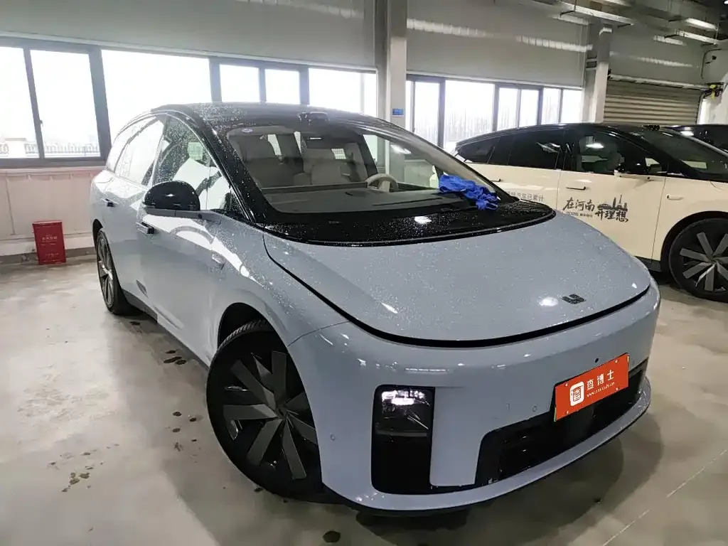 Li Auto i8 — фото 5