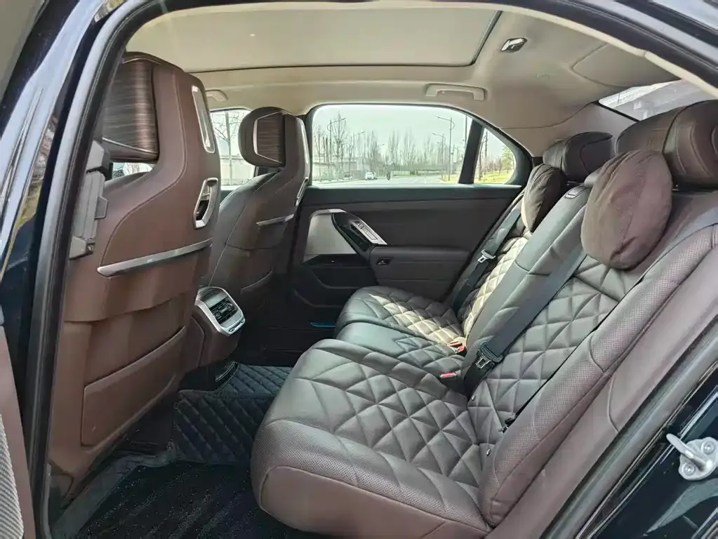 BMW 7 Series 2023 из CN, фото 2