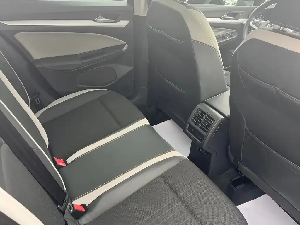 Volkswagen Golf 2022 из CN, фото 2