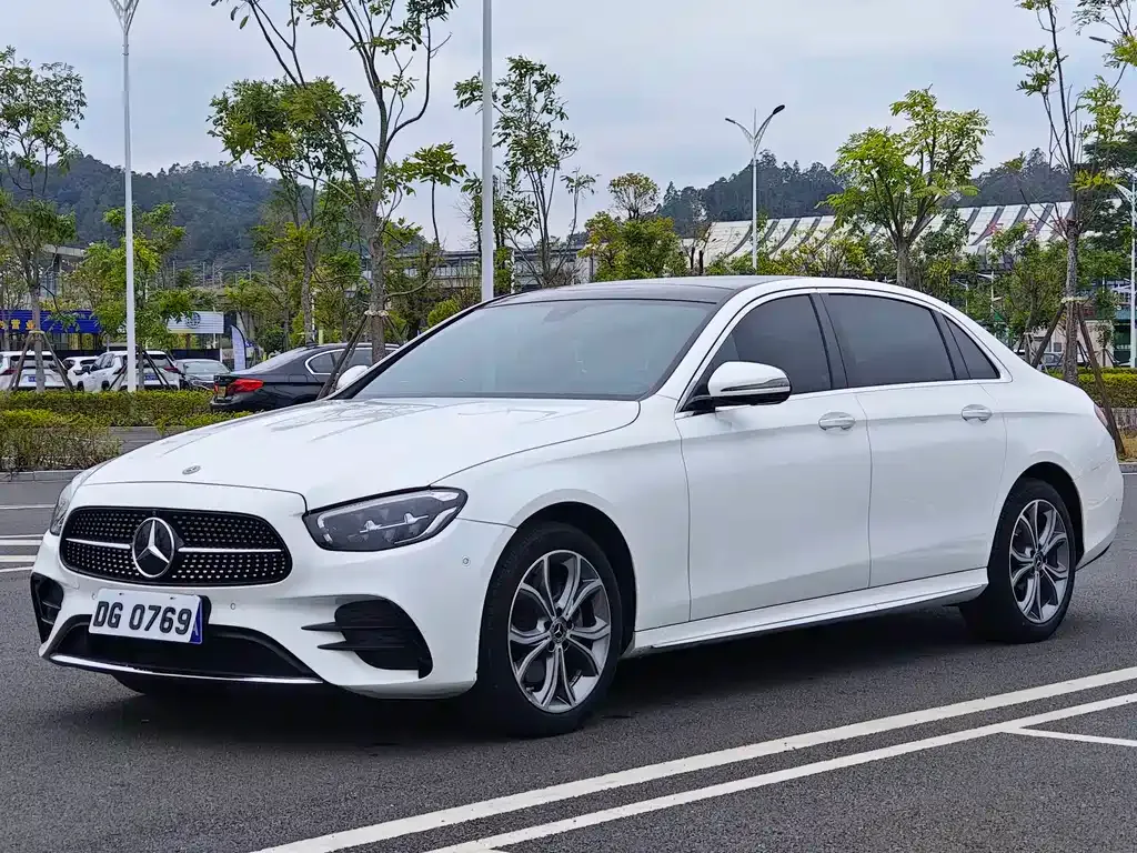 Mercedes-Benz E-Class — фото 1