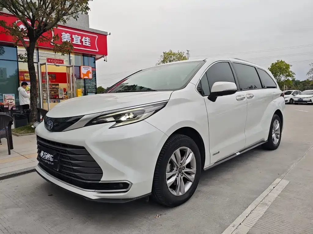 Toyota Sienna 2023 из CN, фото 1