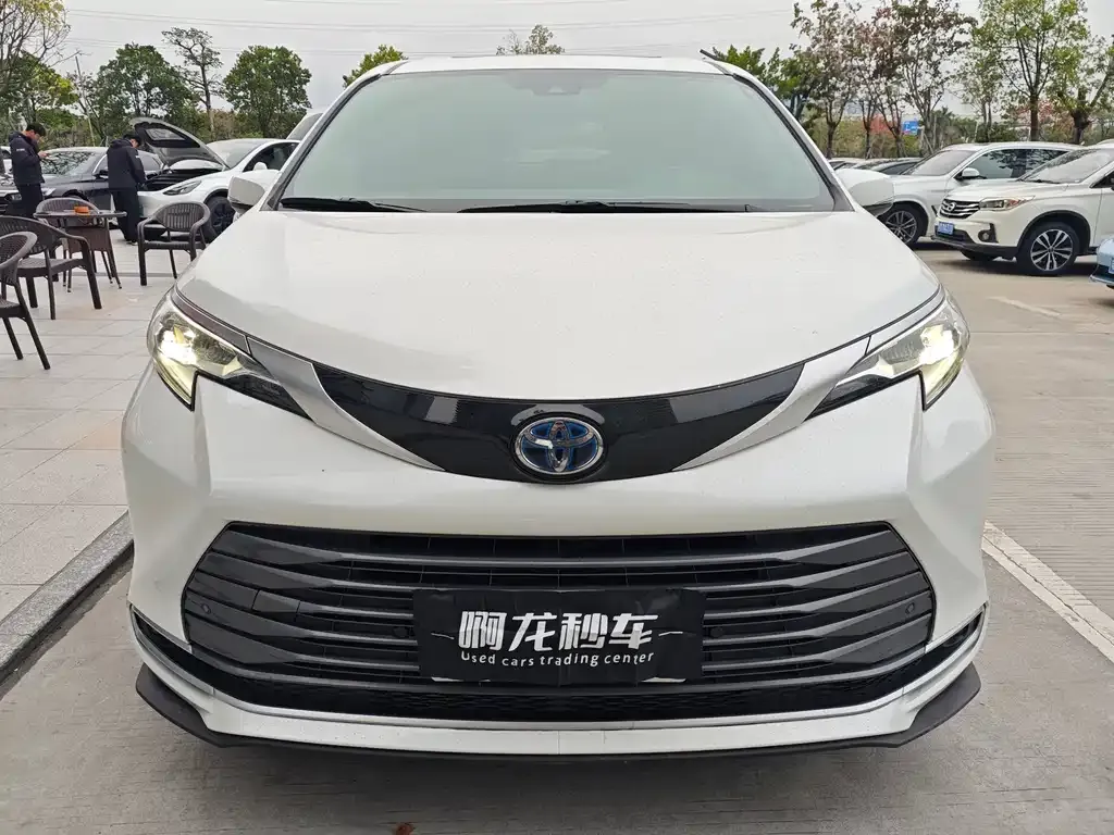Toyota Sienna 2023 из CN, фото 2