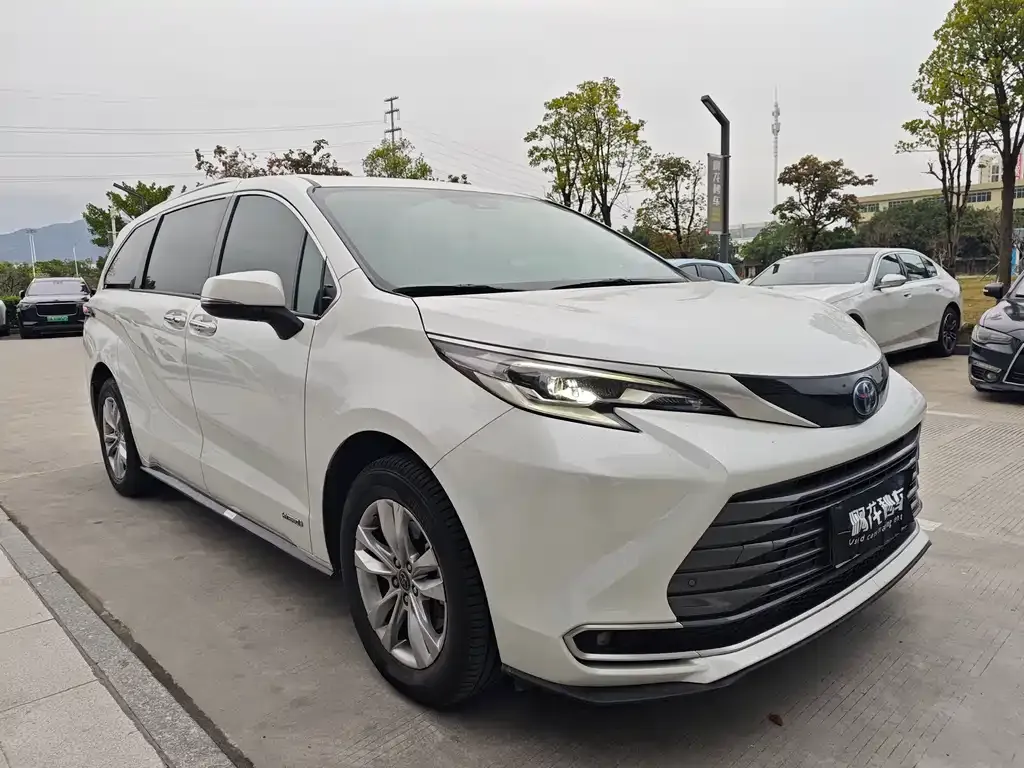 Toyota Sienna 2023 из CN, фото 4