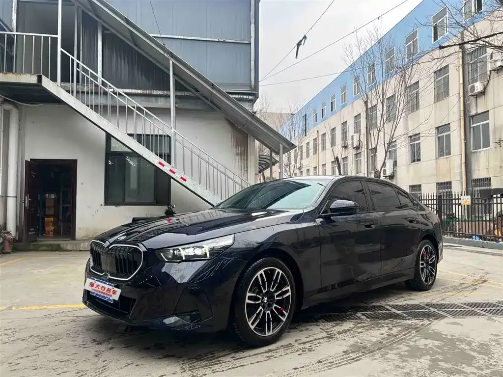 BMW 5 Series — фото 1