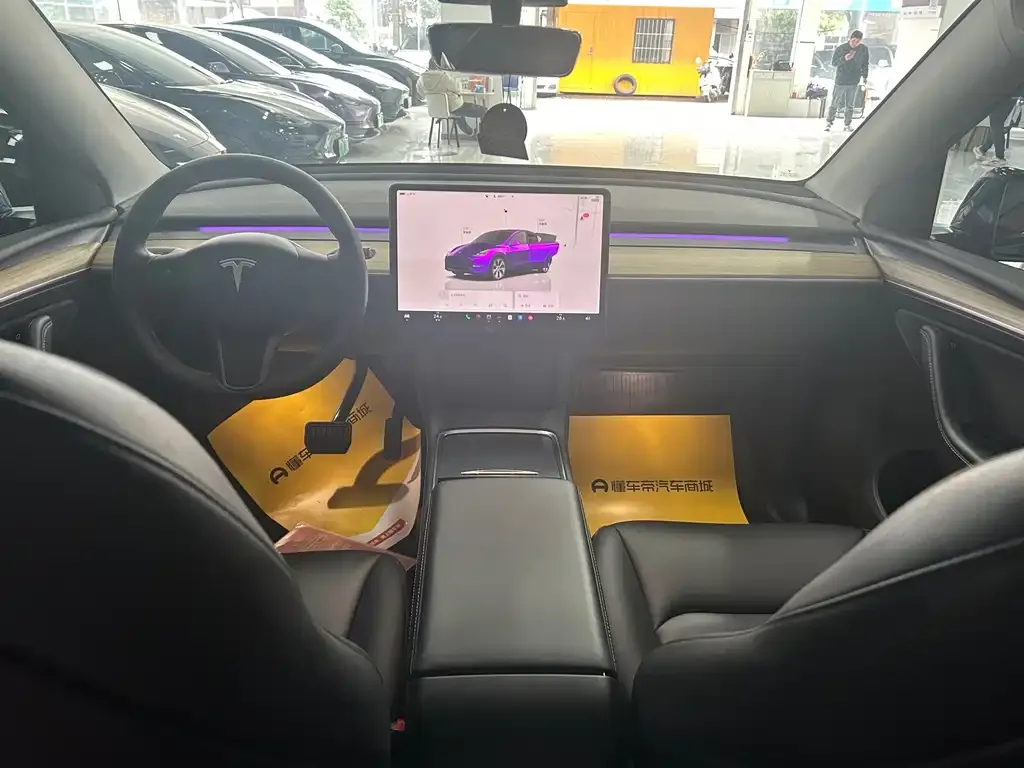 Tesla Model Y — фото 10